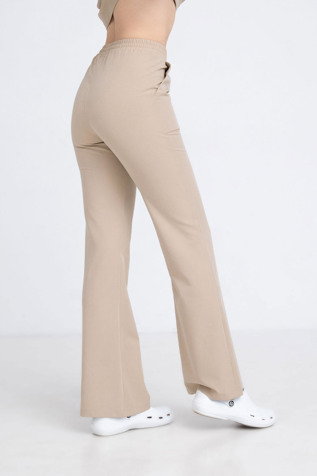 Medyczne spodnie damskie dzwony - kolor gold beige