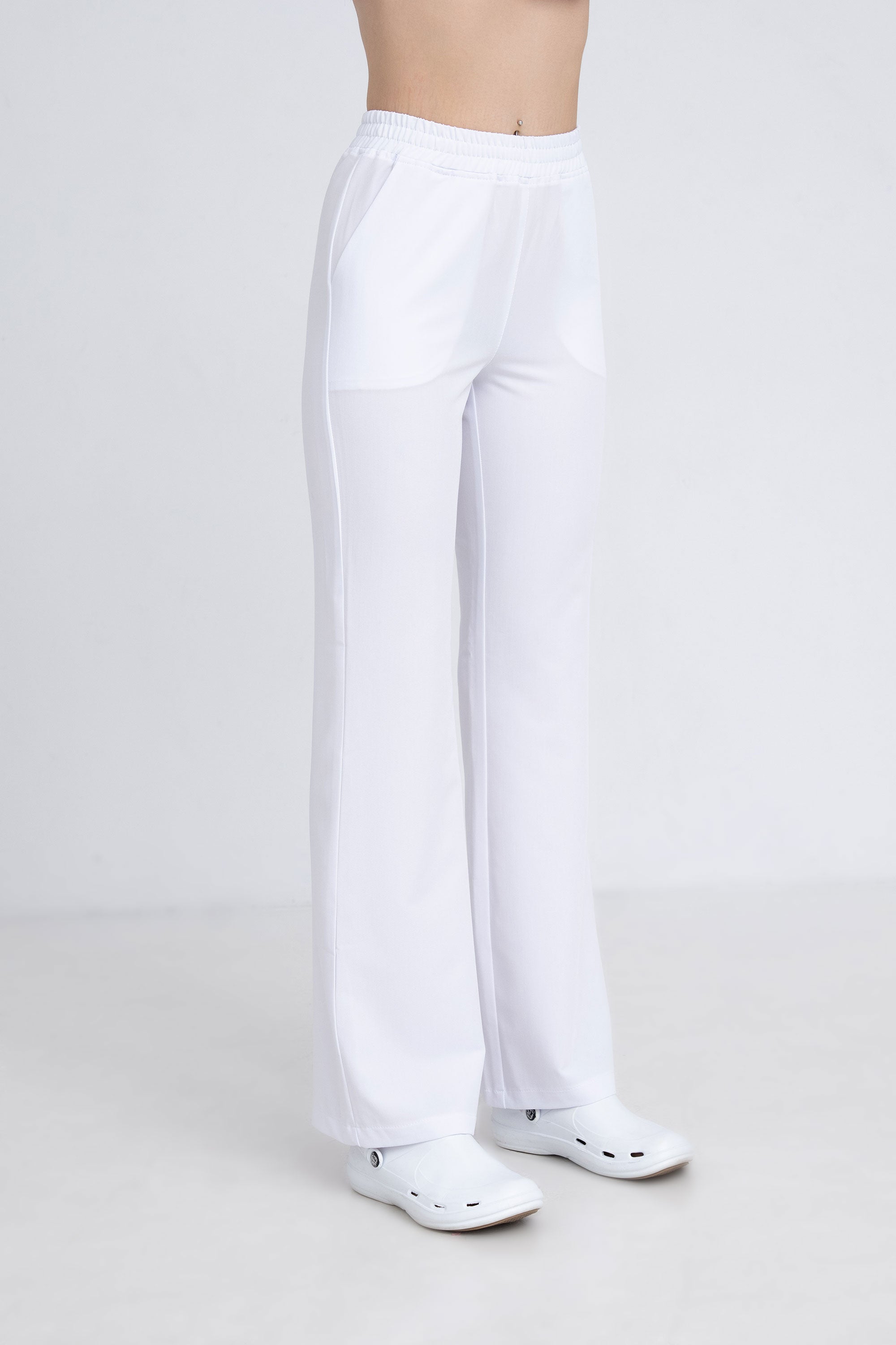 Medyczne spodnie damskie dzwony - kolor white