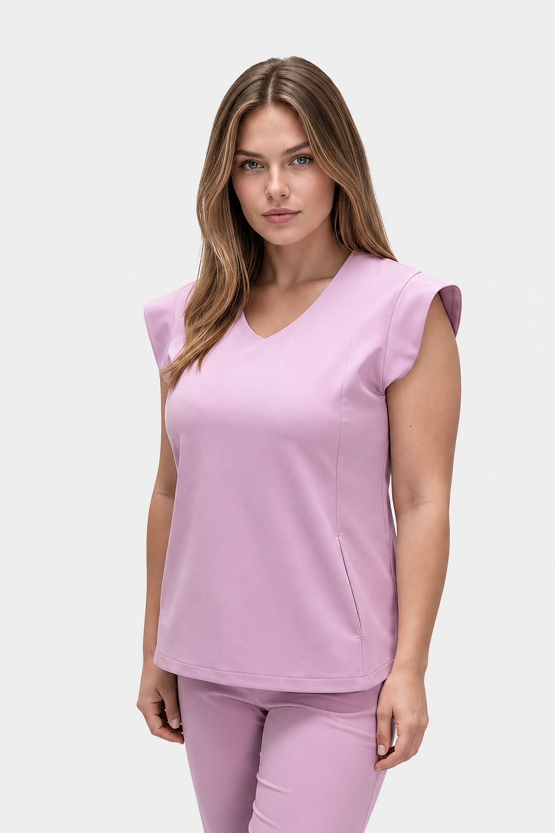 Damska bluza medyczna Aria w kolorze pudra rose z nowoczesnymi, krótkimi rękawami